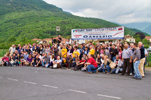 Raduno per FIAT 500 d'epoca a Garessio foto di gruppo dei partecipanti