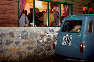 foto al belvedere in baita con musica e vino