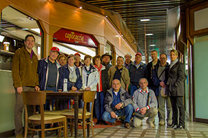 'Visita all'Unicef a Ginevra': foto di gruppo davanti al Capocaccia bar panetteria