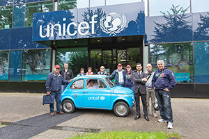 'Visita all'Unicef a Ginevra': foto di gruppo all'ingresso dell'Unicef con la FIAT 500 di rappresentanza