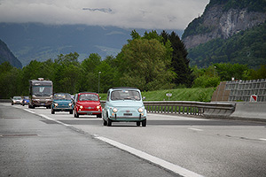 colonna di cinquini in autostrada